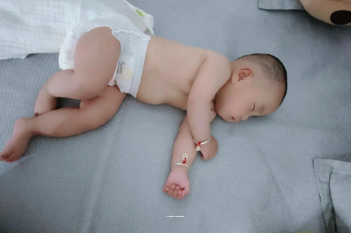 中国澳门三个月宝宝抬头不稳